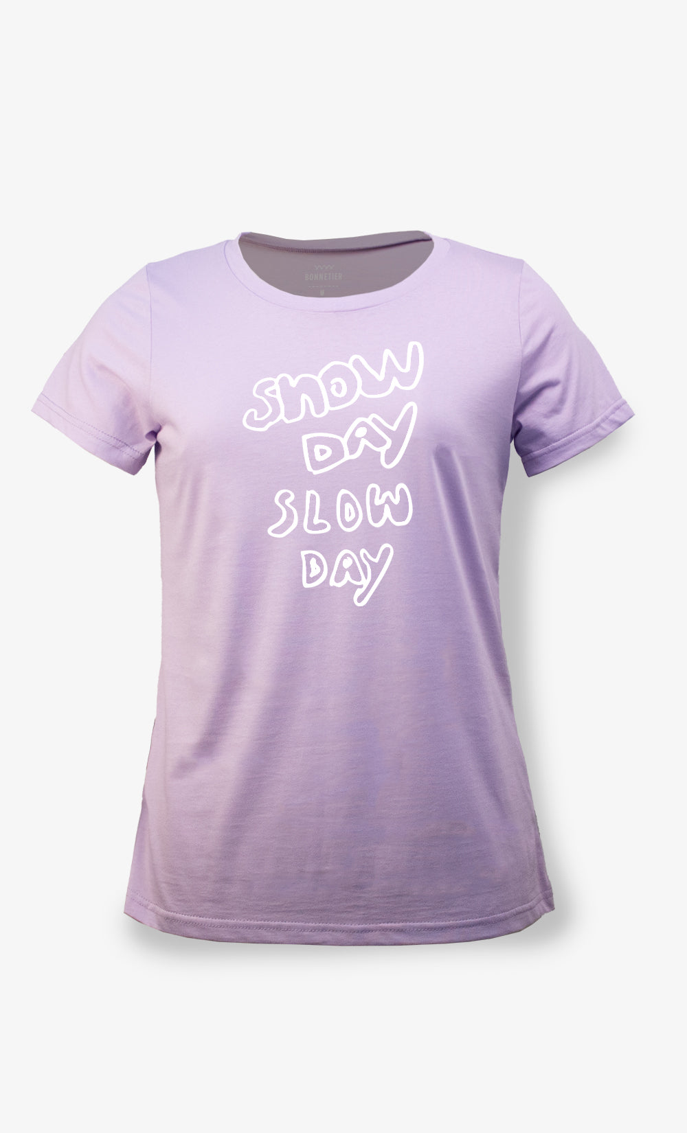 T-shirt violet pour femme en coton biologique avec imprimé Snow Day blanc, manches courtes, fabriqué au Canada par BONNETIER.